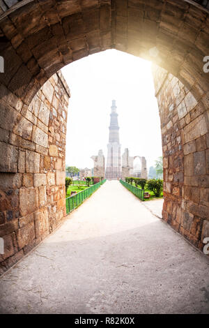 Qutub Minar torre vista dall'arco di Delhi, India Foto Stock