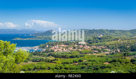 Città vecchia e il porto turistico di isola di Porquerolles. Provenza Costa Azzurra, Francia Foto Stock