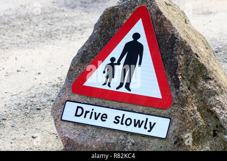 Pedoni nel cartello stradale guidare lentamente Foto Stock