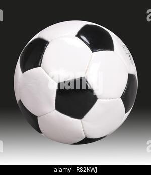 Pallone da calcio con la familiarità in bianco e nero troncato icosaedro pattern isolate su un gradiente dello sfondo Foto Stock