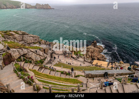 Il Teatro Minack in Cornovaglia, Inghilterra. Costruito da Rowena cade durante la metà del XX secolo, sorge su un promontorio roccioso proteso sul mare. Foto Stock