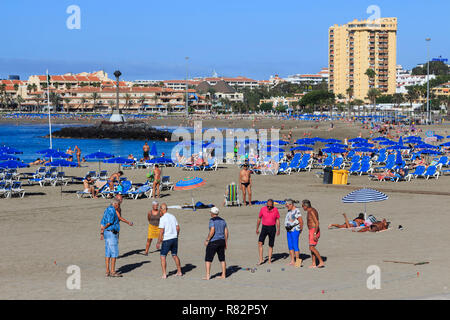 Gioco delle bocce sulla spiaggia di Los Cristianos , Playa de las Americas, Tenerife, Isole canarie, un isola spagnola, Spagna,al largo della costa del nord Africa occidentale. Foto Stock