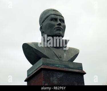 'L'Kromer Hat' scultura in Clydebank Foto Stock