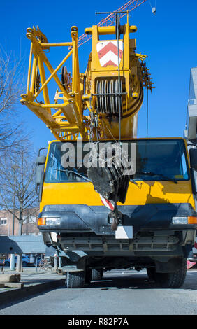 Gru mobile al sito in costruzione. Montaggio processo gru Foto Stock