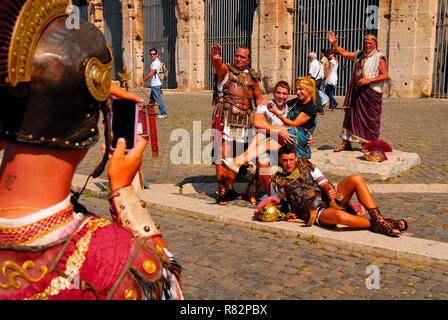 Il Colosseo e il centro storico di Roma, Italia Foto Stock