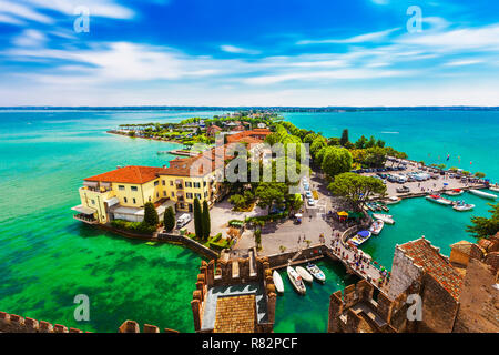 Vista dal castello Scaligero presso la vecchia parte di Sirmione sul lago di Garda, Brescia, Lombardia, Italia Foto Stock