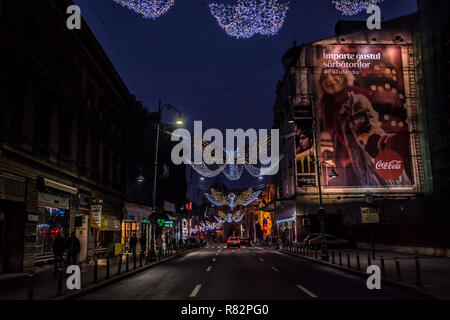 Bucarest, Romania - 9 dicembre, 2018. Vita notturna a Bucarest nel mese di Dicembre con le decorazioni di Natale nel centro della città, sulla Calea Victoriei Foto Stock