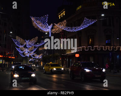 Bucarest, Romania - 9 dicembre, 2018. Vita notturna a Bucarest nel mese di Dicembre con le decorazioni di Natale nel centro della città, sulla Calea Victoriei Foto Stock