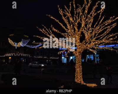 Bucarest, Romania - 9 dicembre, 2018. Vita notturna a Bucarest nel mese di Dicembre con le decorazioni di Natale nel centro della città, sulla Calea Victoriei Foto Stock