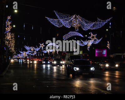 Bucarest, Romania - 9 dicembre, 2018. Vita notturna a Bucarest nel mese di Dicembre con le decorazioni di Natale nel centro della città, sulla Calea Victoriei Foto Stock