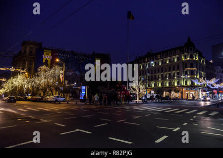 Bucarest, Romania - 9 dicembre, 2018. Vita notturna a Bucarest nel mese di Dicembre con le decorazioni di Natale nel centro della città, sulla Calea Victoriei Foto Stock