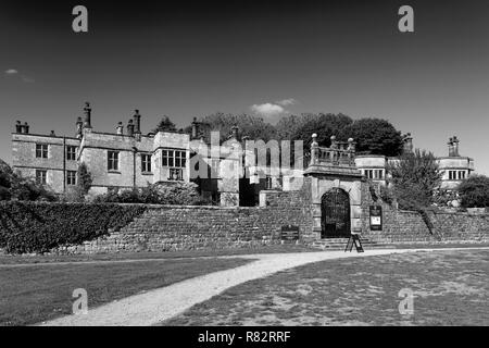 Vista estiva di Tissington Hall, villaggio Tissington, Parco Nazionale di Peak District, Derbyshire, England, Regno Unito Foto Stock