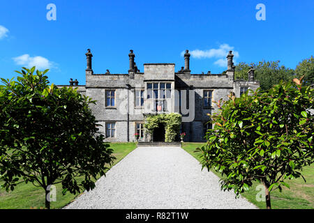 Vista estiva di Tissington Hall, villaggio Tissington, Parco Nazionale di Peak District, Derbyshire, England, Regno Unito Foto Stock