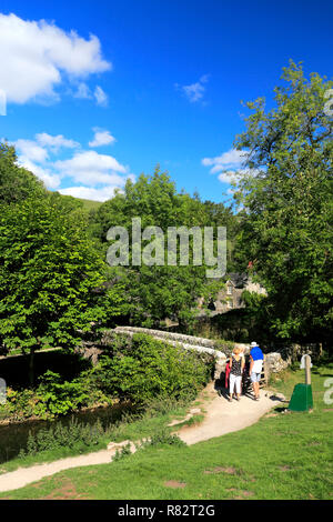 In estate la Viator Ponte a Milldale, fiume Colomba, Dovedale, Colomba superiore Valley, il Parco Nazionale di Peak District, Derbyshire, England, Regno Unito Foto Stock