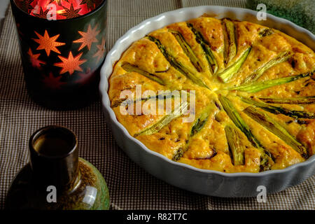 Deliziosa torta fatta con uova e asparagi, in forma di cottura Foto Stock