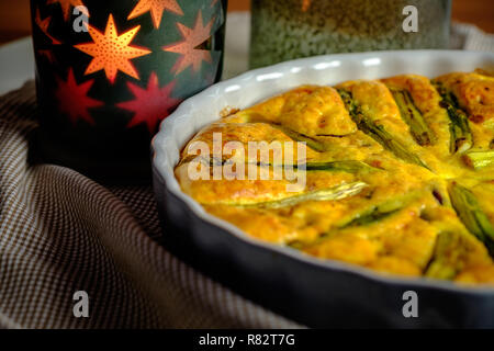 Dettaglio di deliziose torte salate fatte con uova e asparagi, in forma di cottura Foto Stock