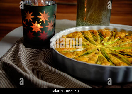 Deliziosa torta fatta con uova e asparagi, in forma di cottura, il fuoco selettivo Foto Stock