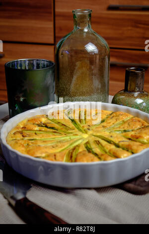 Deliziosa aggs e asparagi quiche in forma di cottura Foto Stock