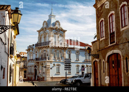 Faro, Portogallo, il Palacete Belmarço nel centro storico di Faro, costruito nel 1912 e attualmente in fase di restauro al suo splendore originale. Foto Stock