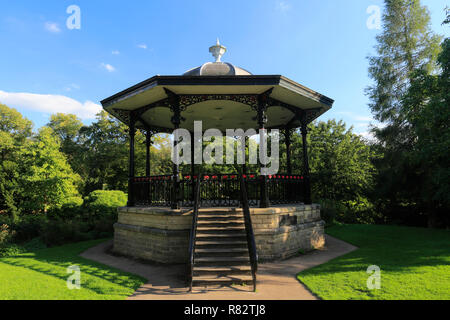 Il Bandstand nel Pavilion Gardens in città mercato di Buxton, Parco Nazionale di Peak District, Derbyshire, England, Regno Unito Foto Stock