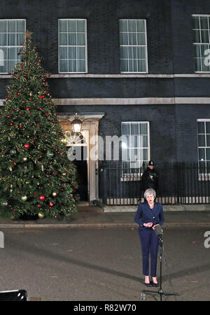 Prodotto Alternativo: il primo ministro Theresa Maggio fa una dichiarazione a 10 Downing Street, Londra, dopo che lei è sopravvissuto ad un tentativo da parte di Tory MPs a disfarsi di lei come leader del partito con un voto di sfiducia. Foto Stock