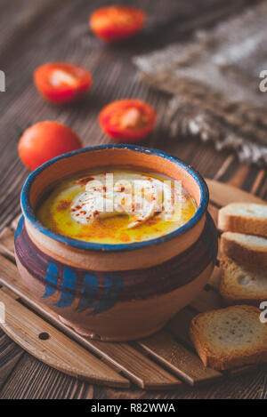 Ciotola di hummus con pomodorini e toast Foto Stock