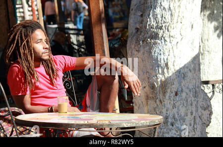 Chefchaouen, Marocco - 29 Ottobre 2016: uomo avente un caffè rilassante in un coffee shop in Outa quadrato di Hammam di Chefchaouen, Marocco Foto Stock