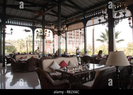 Gli ospiti potrete cenare sulla terrazza dell'Old Cataract Hotel, un albergo storico coloniale britannico-ser hotel che si affaccia sul Nilo, Aswan, Egitto. Foto Stock