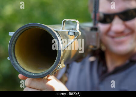 Il mercenario in nero con occhiali anti-serbatoio rocket launcher, RPG in mano. Close-up Foto Stock