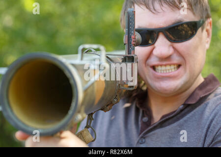 Il mercenario in nero con occhiali anti-serbatoio rocket launcher, RPG in mano. Close-up Foto Stock