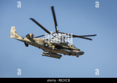 Elicottero d'assalto Ka-52 Alligator, denominato flying serbatoio. Vista laterale sinistra, in volo Foto Stock