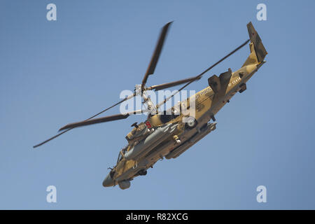 Elicottero d'assalto Ka-52 Alligator, denominato flying serbatoio. Vista laterale destra, in volo Foto Stock