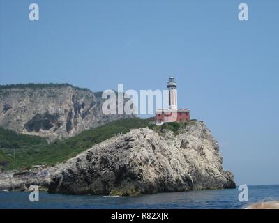 Faro di Punta Carena sulla costa sud ovest dell'isola di Capri. Costruita dagli inglesi nel 1867 e circondato da una fortezza, era di proteggere l'isola dall'invasione. Foto Stock