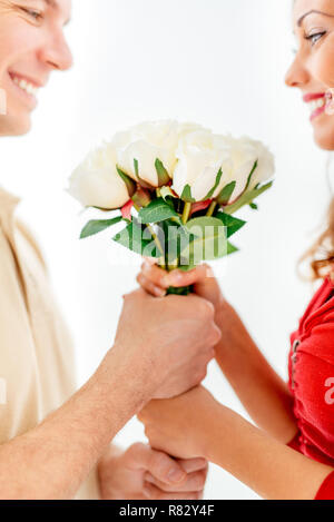 Felice di amare giovane azienda bouquet rose bianche. Messa a fuoco selettiva. Focus sulle rose. Foto Stock