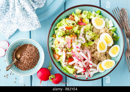 Ciotola con farinata di grano, bollito uova di quaglia e verdura fresca insalata di radicchio, mais, peperoni e cavolo cinese. Sana e deliziosa integratore Foto Stock