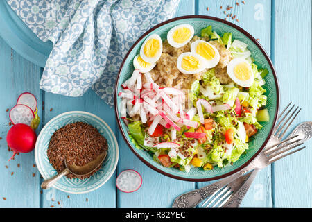 Ciotola con farinata di grano, bollito uova di quaglia e verdura fresca insalata di radicchio, mais, peperoni e cavolo cinese. Sana e deliziosa integratore Foto Stock