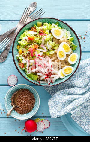 Ciotola con farinata di grano, bollito uova di quaglia e verdura fresca insalata di radicchio, mais, peperoni e cavolo cinese. Sana e deliziosa integratore Foto Stock