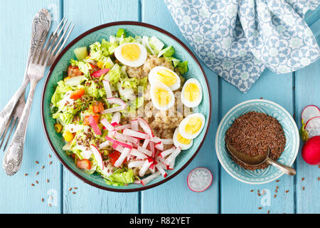 Ciotola con farinata di grano, bollito uova di quaglia e verdura fresca insalata di radicchio, mais, peperoni e cavolo cinese. Sana e deliziosa integratore Foto Stock