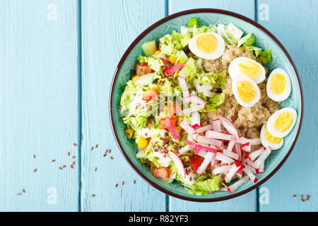 Ciotola con farinata di grano, bollito uova di quaglia e verdura fresca insalata di radicchio, mais, peperoni e cavolo cinese. Sana e deliziosa integratore Foto Stock