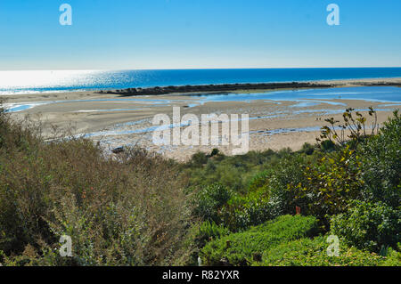 La bassa marea presso la Riserva Naturale Ria Formosa in Algarve, Portogallo in una giornata di sole Foto Stock