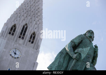 Statua di Lief Ericksson e Cattedrale di Hallgrimskirkja, Reykjavik, Islanda Foto Stock