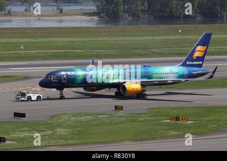 Icelandair Boeing 757 nella sua speciale 'Hekla Aurora' livrea rullaggio al gate Foto Stock