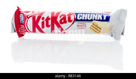 Winneconne, WI - 10 dicembre 2018: un pacchetto di Nestlé KitKat il cioccolato bianco chunky candy bar isolato su un background. Foto Stock