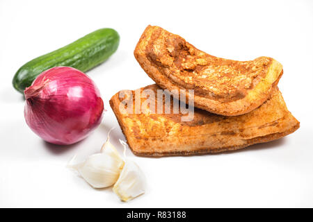 Gruppo di due pezzi di tradizionale europeo orientale affumicato pancetta di maiale piatti a base di carne - pancetta (slanina), il prosciutto (prsut), salsicce piccanti (kulen). Foto Stock