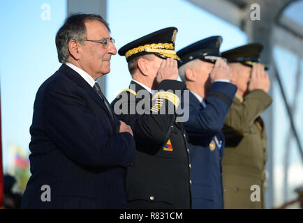 MIAMI, FL - 19 novembre: Sec della difesa Leon Panetta, Generale Martin E. Dempsey Presidente, Comune di capi di Stato Maggiore, il generale Douglas M. Fraser USAF e comandante in arrivo il generale John F. Kelly USMC frequentare la modifica del comando cerimonia presso di noi Comando meridionale il 19 novembre 2012 a Homestead, Florida. Credito: mpi04/MediaPunch Foto Stock