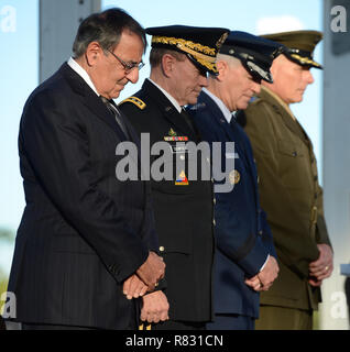 MIAMI, FL - 19 novembre: Sec della difesa Leon Panetta, Generale Martin E. Dempsey Presidente, Comune di capi di Stato Maggiore, il generale Douglas M. Fraser USAF e comandante in arrivo il generale John F. Kelly USMC frequentare la modifica del comando cerimonia presso di noi Comando meridionale il 19 novembre 2012 a Homestead, Florida. Credito: mpi04/MediaPunch Foto Stock