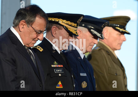 MIAMI, FL - 19 novembre: Sec della difesa Leon Panetta, Generale Martin E. Dempsey Presidente, Comune di capi di Stato Maggiore, il generale Douglas M. Fraser USAF e comandante in arrivo il generale John F. Kelly USMC frequentare la modifica del comando cerimonia presso di noi Comando meridionale il 19 novembre 2012 a Homestead, Florida. Credito: mpi04/MediaPunch Foto Stock