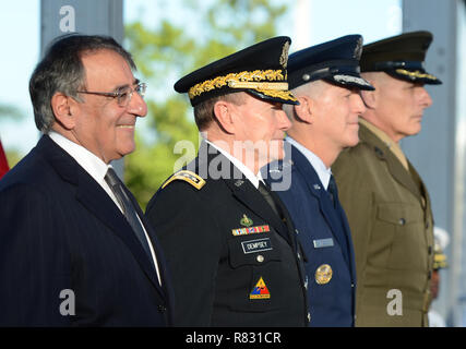 MIAMI, FL - 19 novembre: Sec della difesa Leon Panetta, Generale Martin E. Dempsey Presidente, Comune di capi di Stato Maggiore, il generale Douglas M. Fraser USAF e comandante in arrivo il generale John F. Kelly USMC frequentare la modifica del comando cerimonia presso di noi Comando meridionale il 19 novembre 2012 a Homestead, Florida. Credito: mpi04/MediaPunch Foto Stock