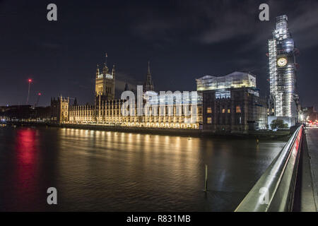 1 dicembre 2018 - Londra, Regno Unito - Il Palazzo di Westminster a Londra visto illuminate nella notte con la riflessione sul Tamigi, uno della contea di simboli. .Ospita le due Camere del parlamento del Regno Unito, la House of Commons e House of Lords. Il futuro delle relazioni tra Unione europea - La Gran Bretagna è negoziata all'interno come il periodo Brexit si avvicina. Dietro si trova la famosa Abbazia di Westminster e di fronte ad esso si trova la famosa Westminster Bridge oltre il Tamigi e il Big Ben che è in costruzione. Il Palazzo di Westminster è nel Patrimonio Mondiale dell'UNESCO si elenco Foto Stock