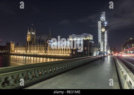 1 dicembre 2018 - Londra, Regno Unito - Il Palazzo di Westminster a Londra visto illuminate nella notte con la riflessione sul Tamigi, uno della contea di simboli. .Ospita le due Camere del parlamento del Regno Unito, la House of Commons e House of Lords. Il futuro delle relazioni tra Unione europea - La Gran Bretagna è negoziata all'interno come il periodo Brexit si avvicina. Dietro si trova la famosa Abbazia di Westminster e di fronte ad esso si trova la famosa Westminster Bridge oltre il Tamigi e il Big Ben che è in costruzione. Il Palazzo di Westminster è nel Patrimonio Mondiale dell'UNESCO si elenco Foto Stock